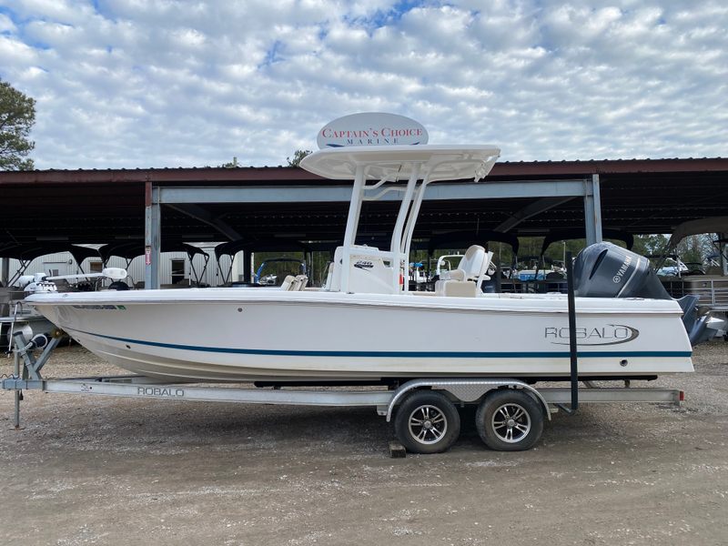 2021 Robalo 246 Cayman