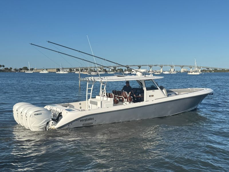 2021 Everglades 435 CC