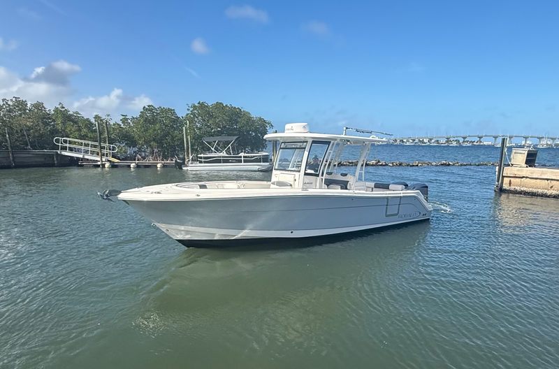 2019 Robalo 302 CC