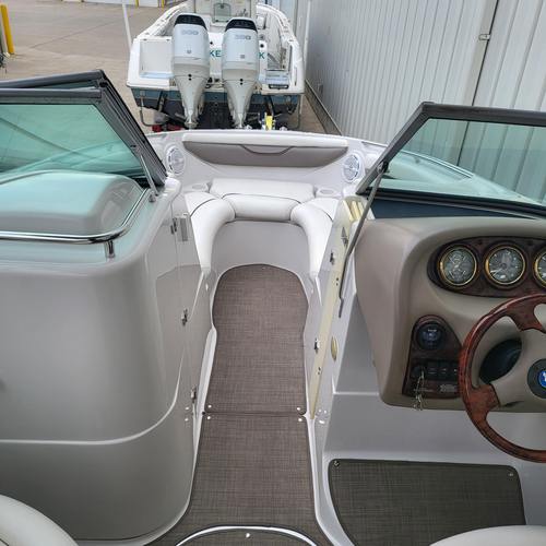 2004 Four Winns 230 Horizon