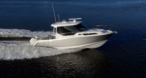 2023 Boston Whaler 325 Conquest