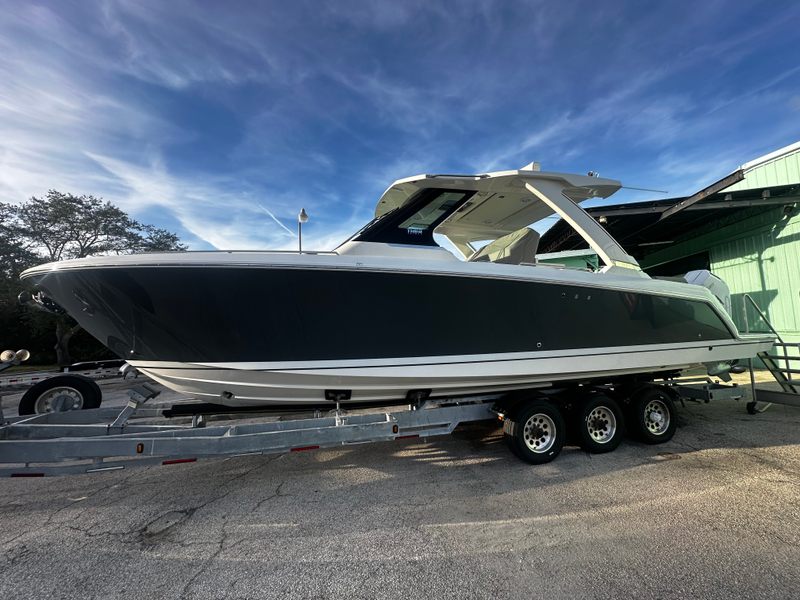 2025 Tiara Yachts 34 LS