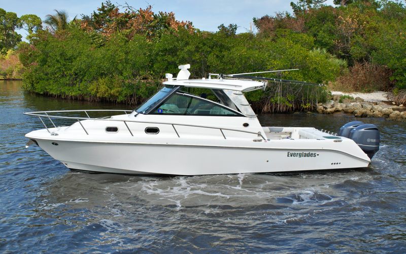 2016 Everglades 320 EX